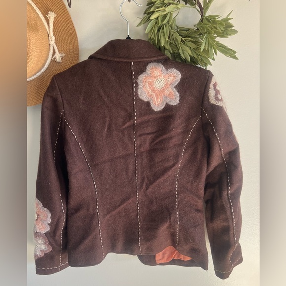 ⭐️ rites brown jacket vintage not sure of material or size maybe a small medium - Picture 4 of 4